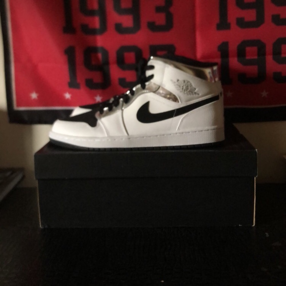 Air Jordan 1 Mid “White Silver”